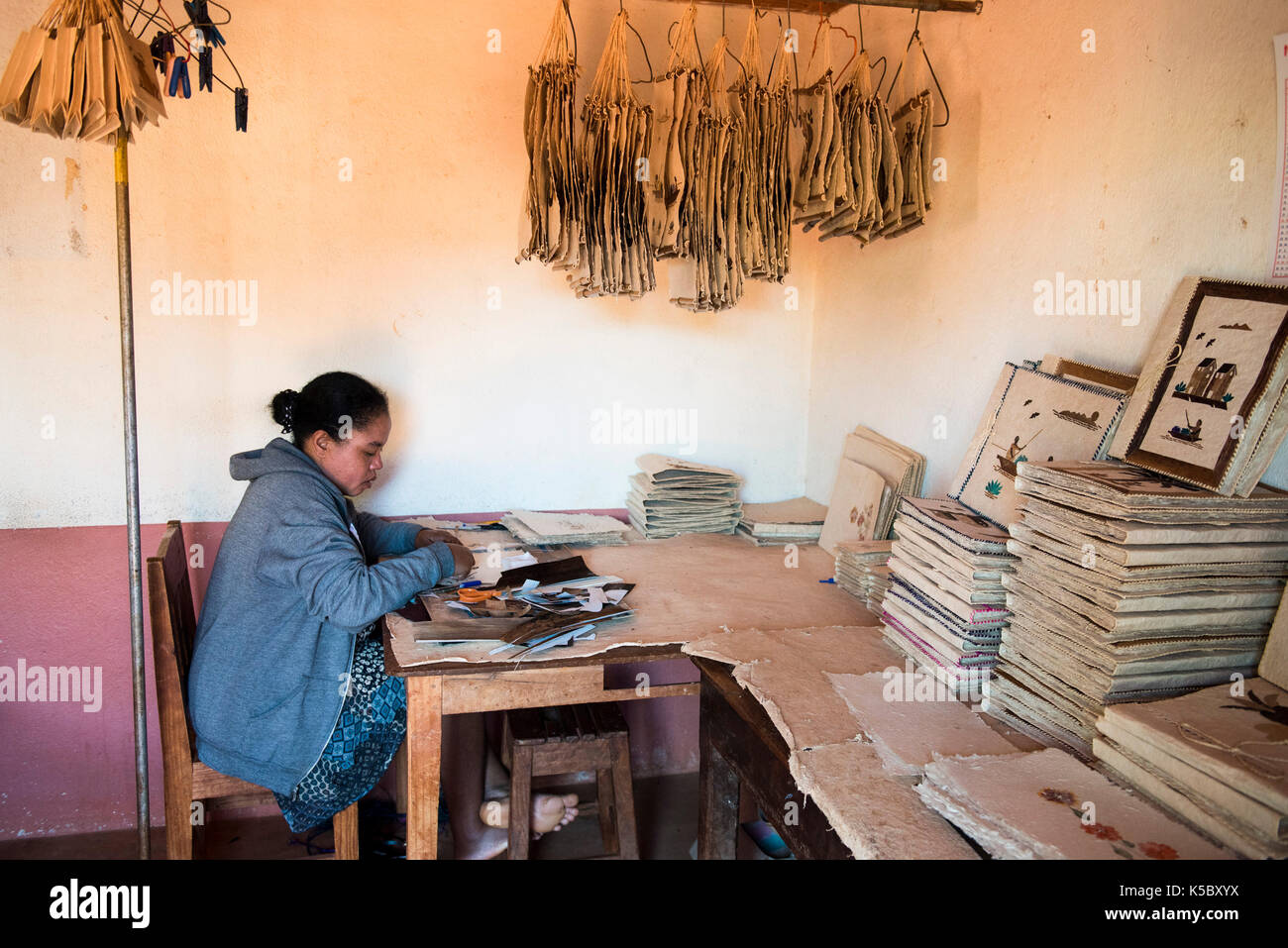 Handwerker in der Papierfabrik, Fabrique de papier Antemoro, Ambalavao, Madagaskar Stockfoto