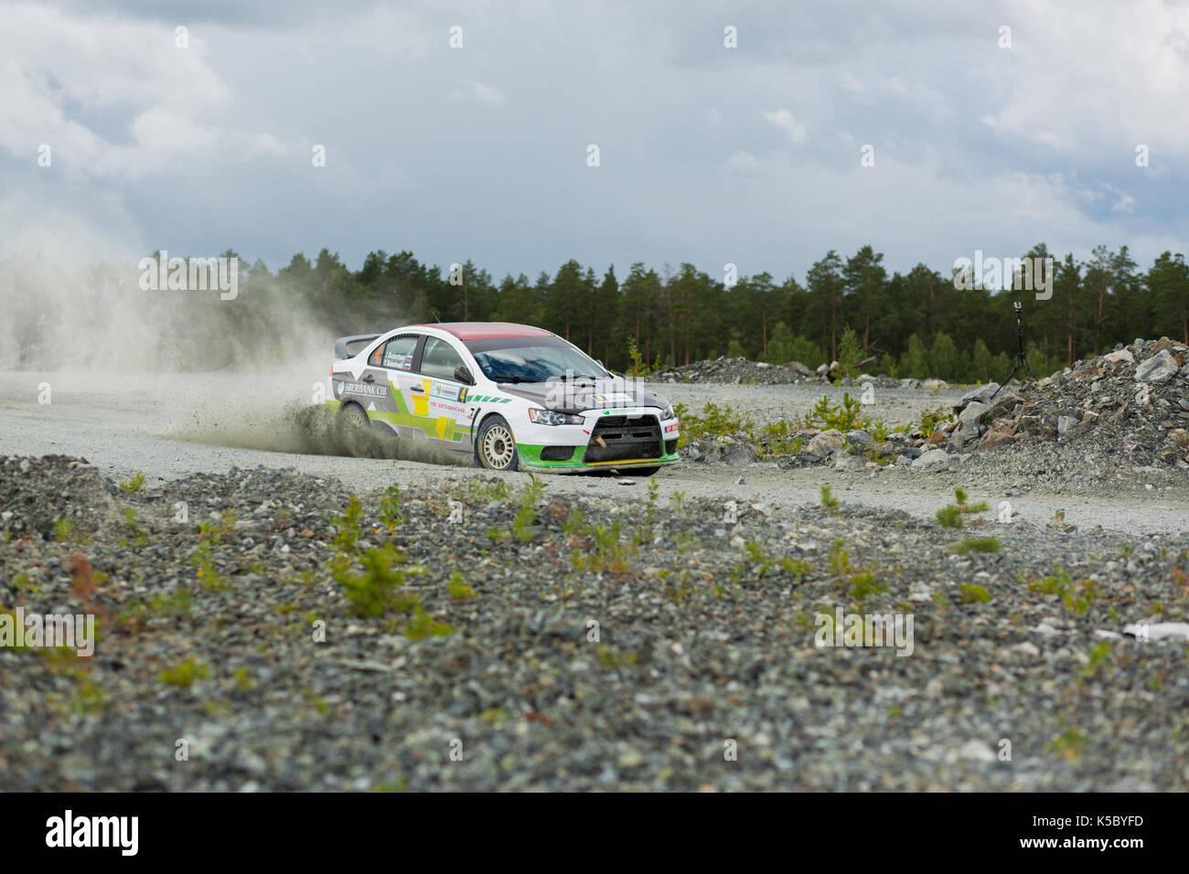 Asbest, Russland 6. August 2017 - Die 6. Stufe des russischen Rally Championship 2017, Mitsubishi Lancer Evo x, bulantsev Fahrer starten Sie Nummer 4 Stockfoto