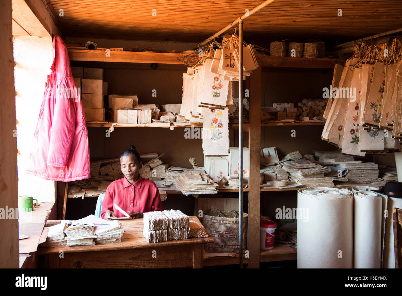 Papierfabrik, Fabrique de papier Antemoro, Ambalavao, Madagaskar Stockfoto