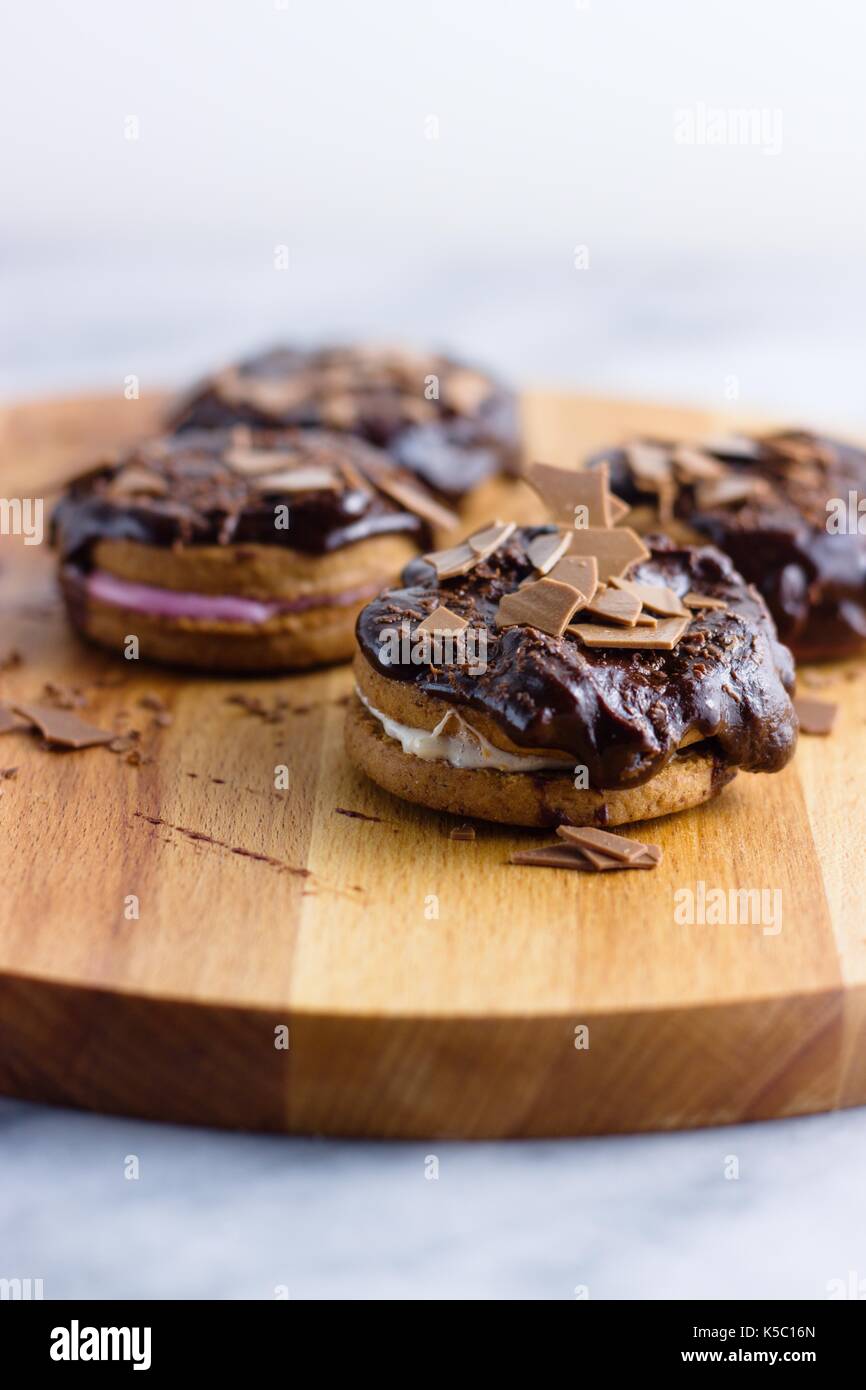 Zimt und Marshmallow sandwich Cookies durch Schokolade aufgefüllt Stockfoto