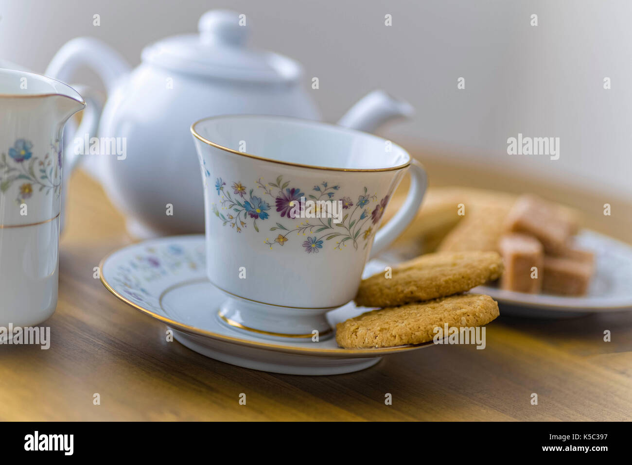 Tee und Gebäck auf einem China Tee mit der leichten Holländischen neigen und auf den Keks auf der Untertasse. Alten China Tee Set von der con im Besitz Stockfoto
