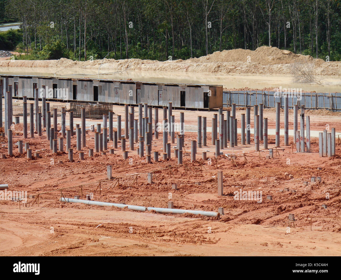 Baustelle mit stapeln sich in Arbeit. Piling Arbeit ist die populärste für Fundament des Gebäudes arbeiten. Stockfoto