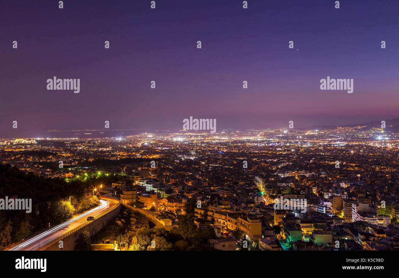 Panoramablick auf Athen, Griechenland, direkt nach Sonnenuntergang. Stockfoto