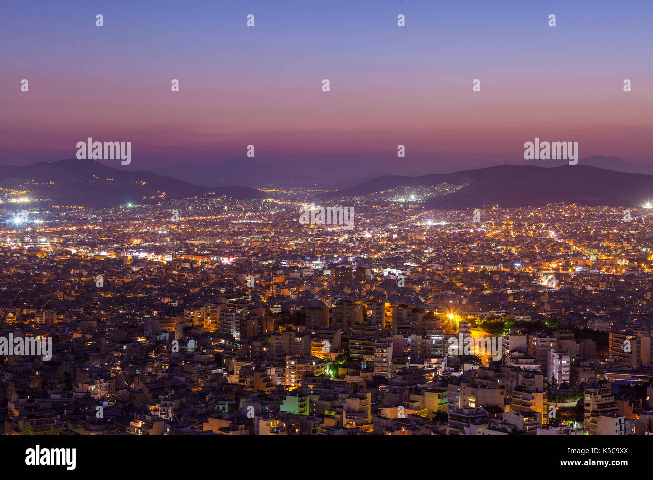 Panoramablick auf Athen, Griechenland, direkt nach Sonnenuntergang. Stockfoto
