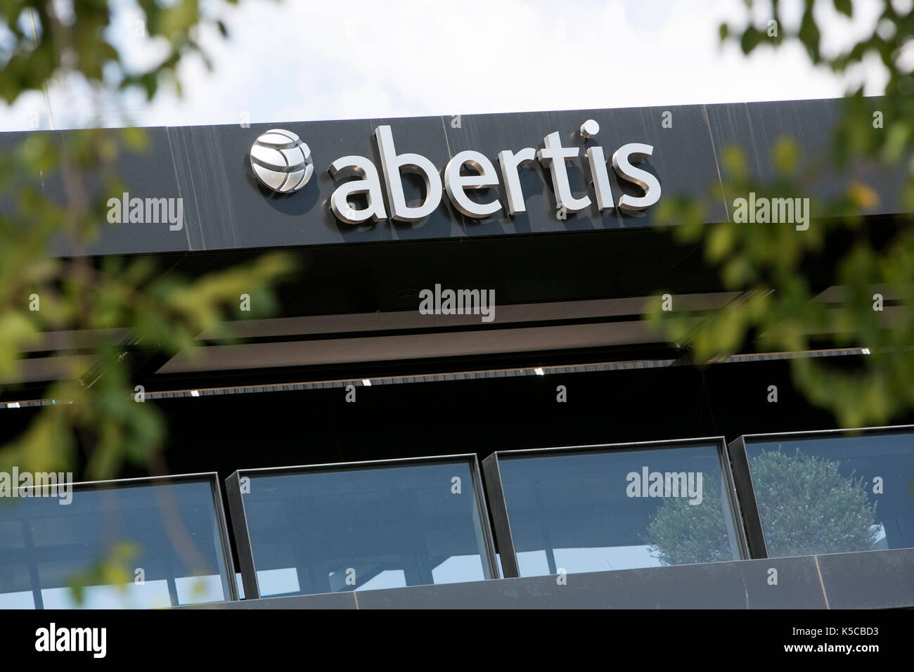 Ein logo Zeichen außerhalb des Hauptquartiers von Abertis Infraestructuras in Barcelona, Spanien am 24. August 2017. Stockfoto