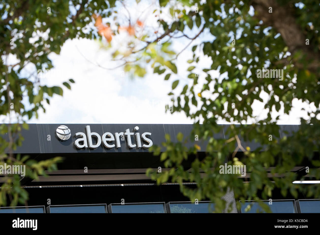 Ein logo Zeichen außerhalb des Hauptquartiers von Abertis Infraestructuras in Barcelona, Spanien am 24. August 2017. Stockfoto