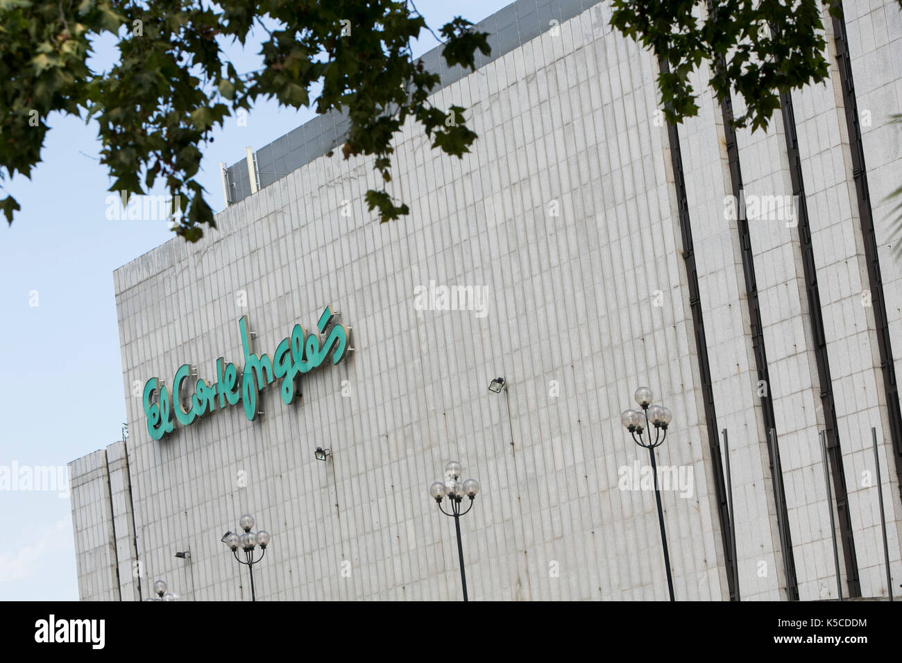 Ein Logo-Schild vor einem El Corte Inglés Einkaufszentrum in Barcelona, Spanien am 24. August 2017. Stockfoto