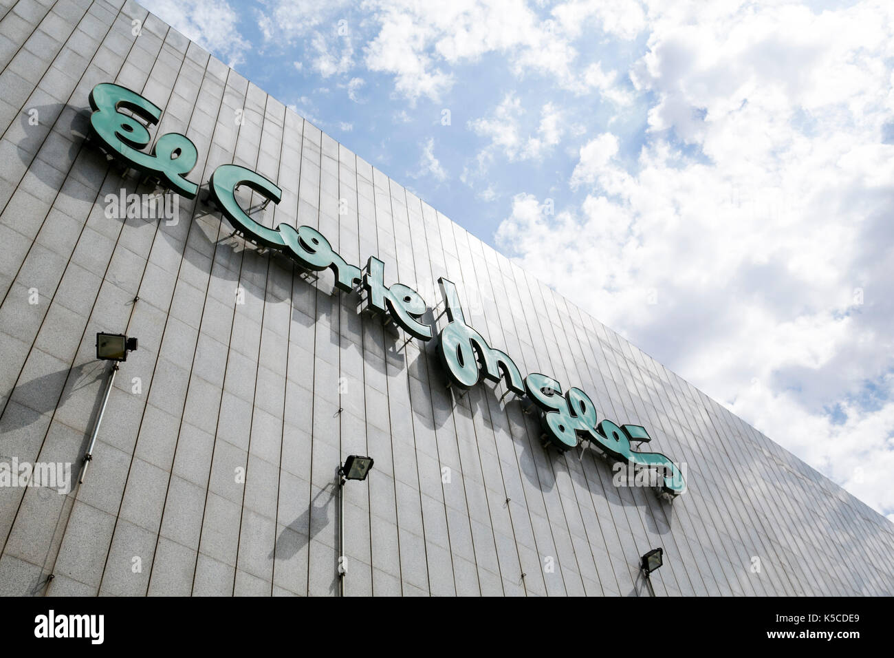 Ein Logo-Schild vor einem El Corte Inglés Einkaufszentrum in Barcelona, Spanien am 24. August 2017. Stockfoto