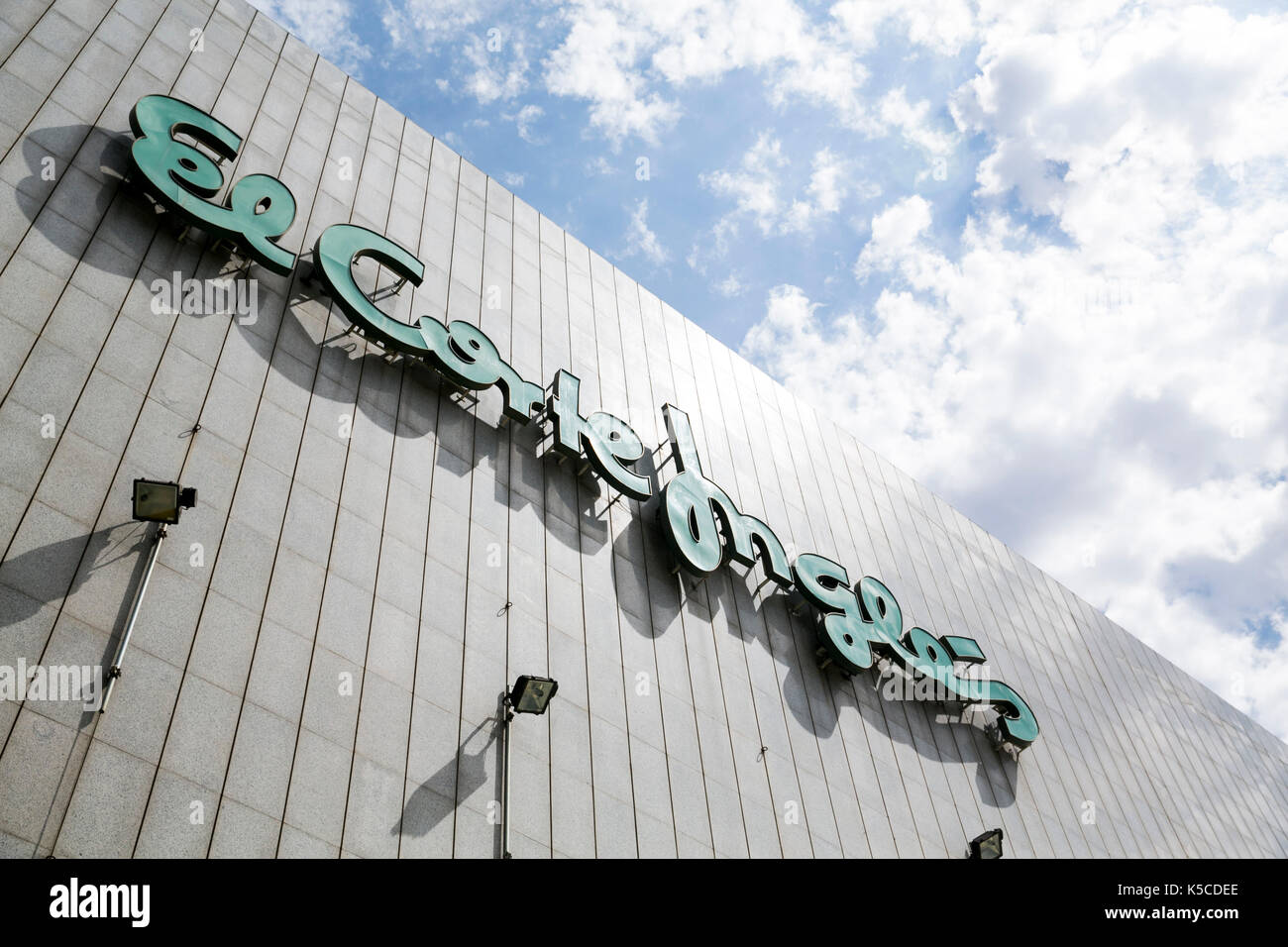 Ein Logo-Schild vor einem El Corte Inglés Einkaufszentrum in Barcelona, Spanien am 24. August 2017. Stockfoto