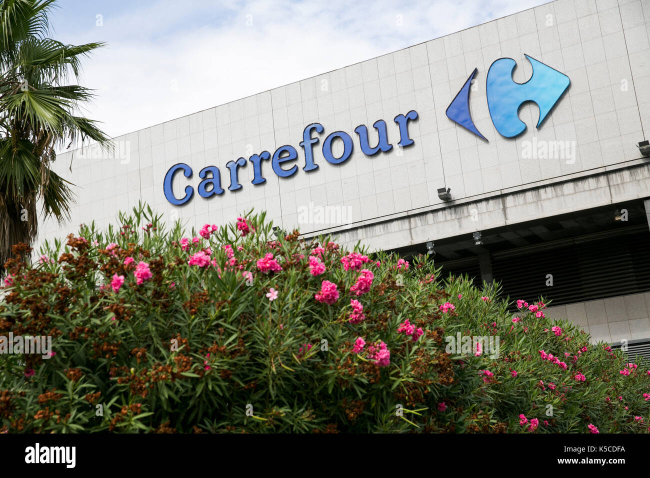 Ein logo Zeichen außerhalb eines Carrefour Retail Store in Barcelona, Spanien am 30. August 2017. Stockfoto