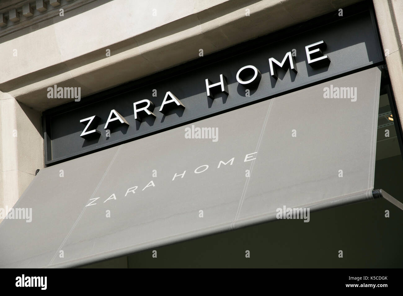 Ein logo Zeichen außerhalb von Zara Home Store in Barcelona, Spanien am 30. August 2017. Stockfoto