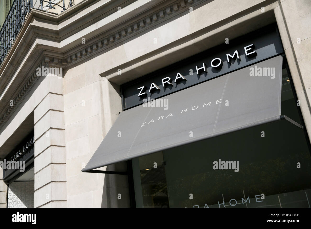 Ein logo Zeichen außerhalb von Zara Home Store in Barcelona, Spanien am 30. August 2017. Stockfoto