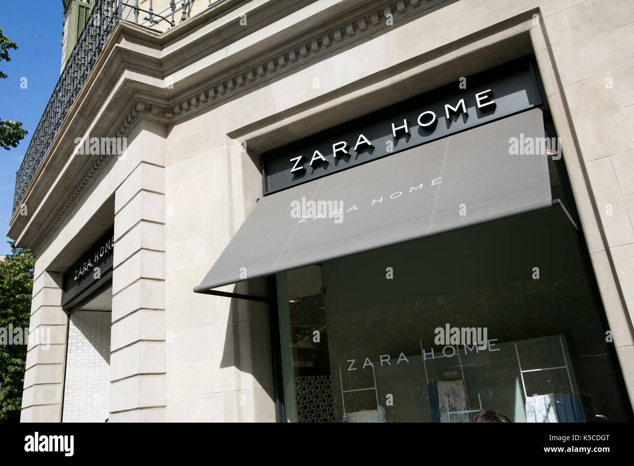 Ein logo Zeichen außerhalb von Zara Home Store in Barcelona, Spanien am 30. August 2017. Stockfoto