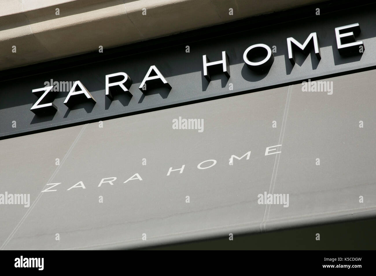 Ein logo Zeichen außerhalb von Zara Home Store in Barcelona, Spanien am 30. August 2017. Stockfoto