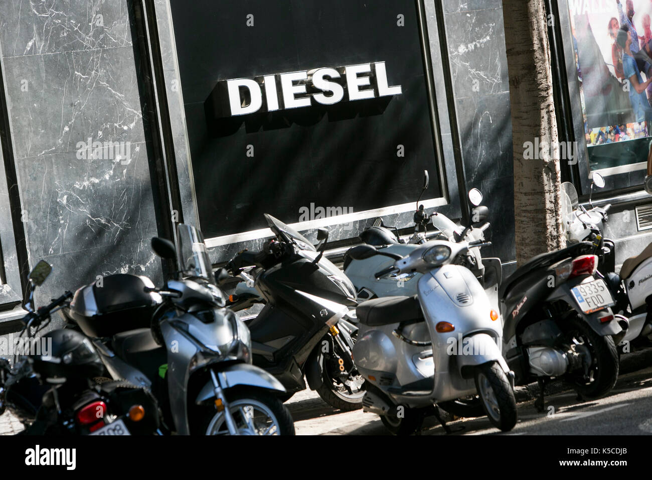 Ein logo Zeichen außerhalb eines Diesel Clothing Store in Barcelona, Spanien am 30. August 2017 Stockfoto