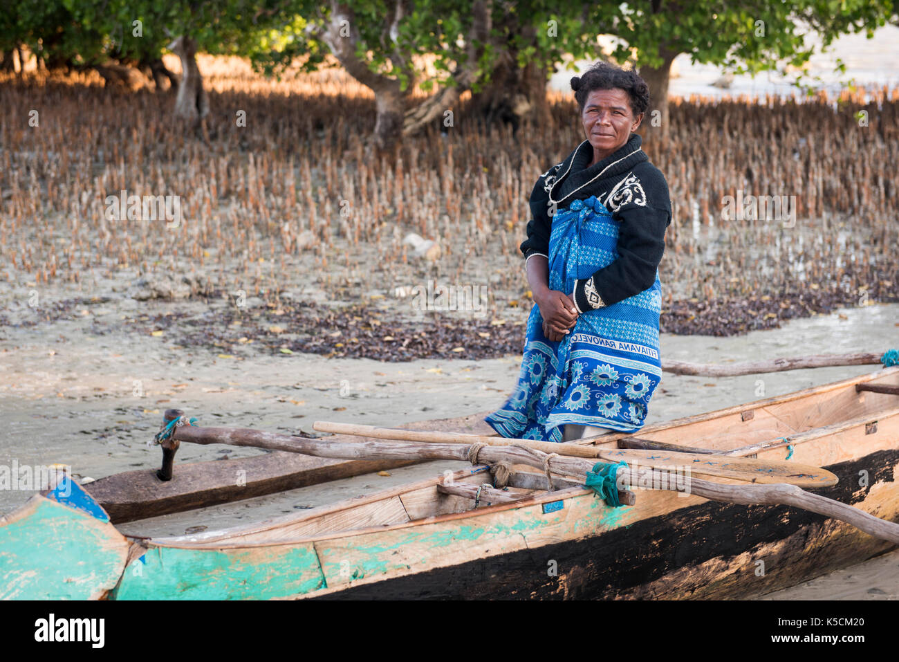 Frau am Strand mit Fischerbooten, Toliara, Madagaskar Stockfoto