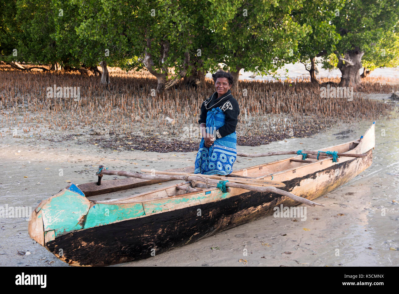 Frau am Strand mit Fischerbooten, Toliara, Madagaskar Stockfoto