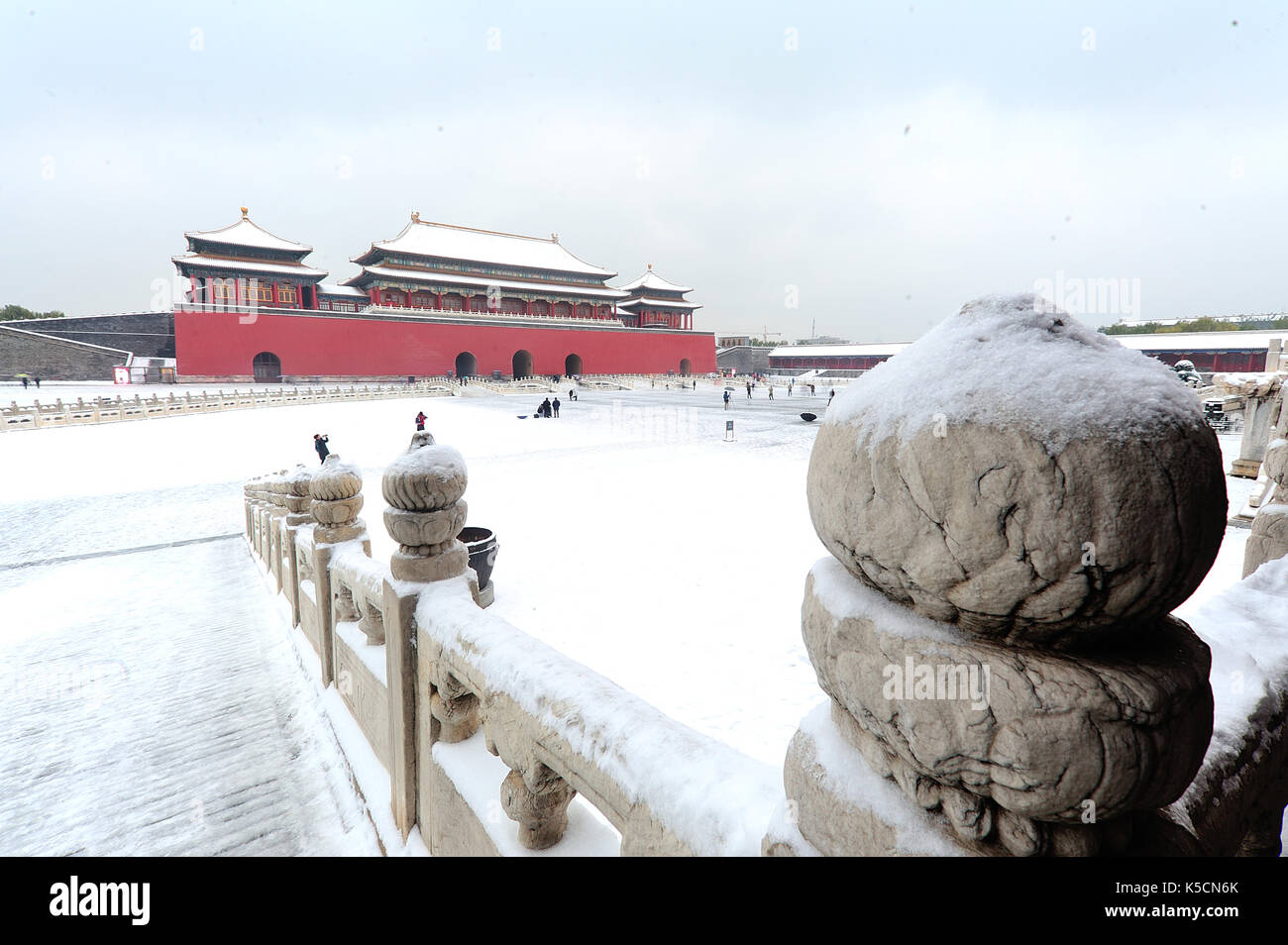 Verbotene Stadt (China National Palace Museum) nach einem schweren Schnee im Winter, Peking, China. Stockfoto