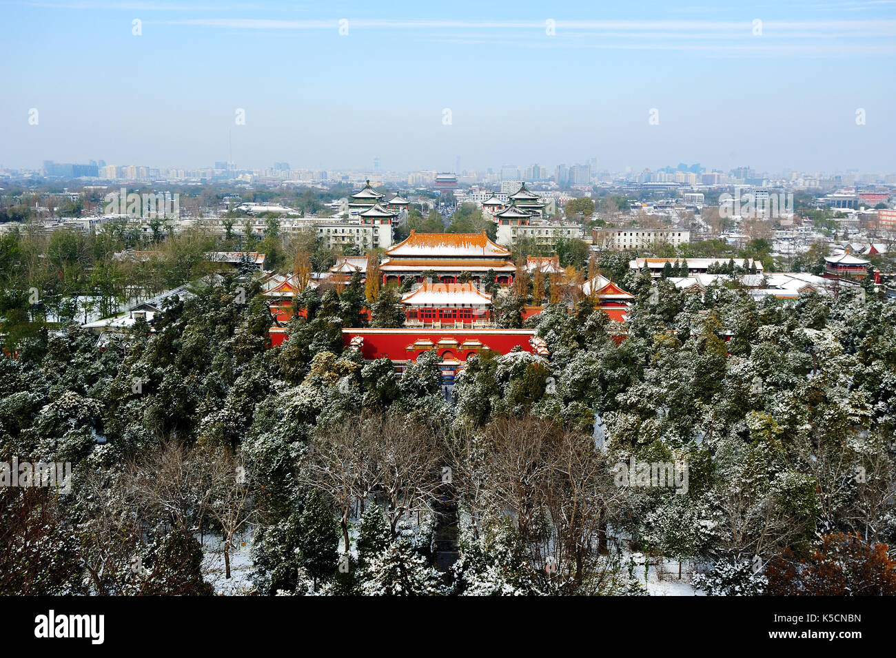 Auf der Jingshan Park mit Blick auf die Peking nach Schnee. Stockfoto