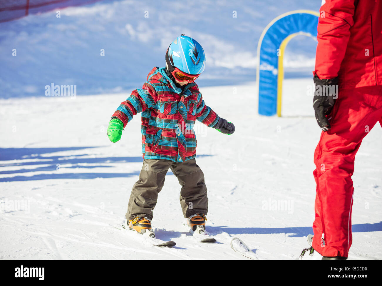 Junge Skifahrer und Skilehrer auf Piste im Anfängerbereich. Ski Unterricht in der Schule. Stockfoto