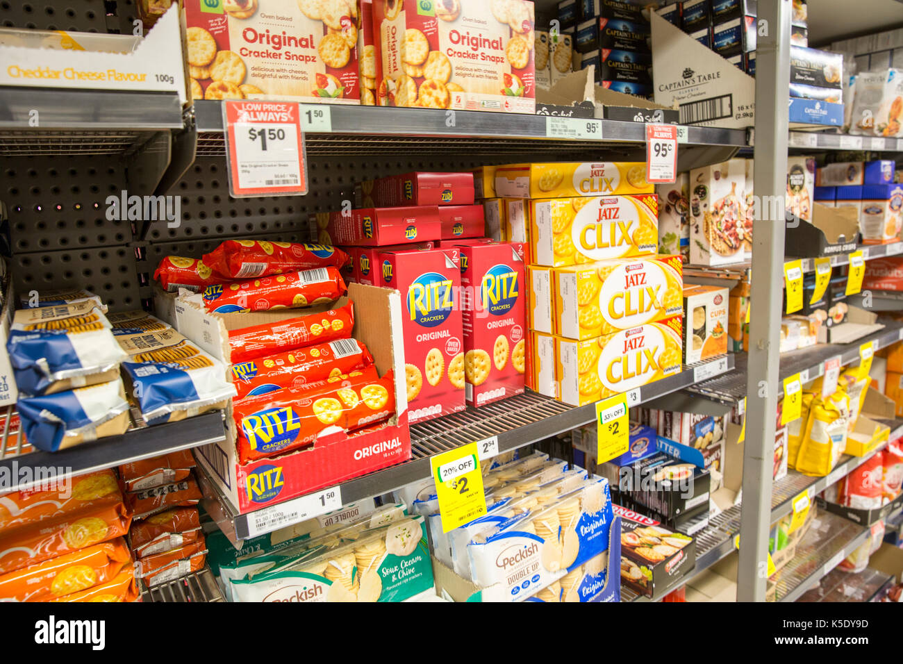 Jatz und Ritz Cheese Biscuits Cracker und Biscuit Snacks zum Verkauf im Woolworths Supermarkt in Sydney, Australien Stockfoto