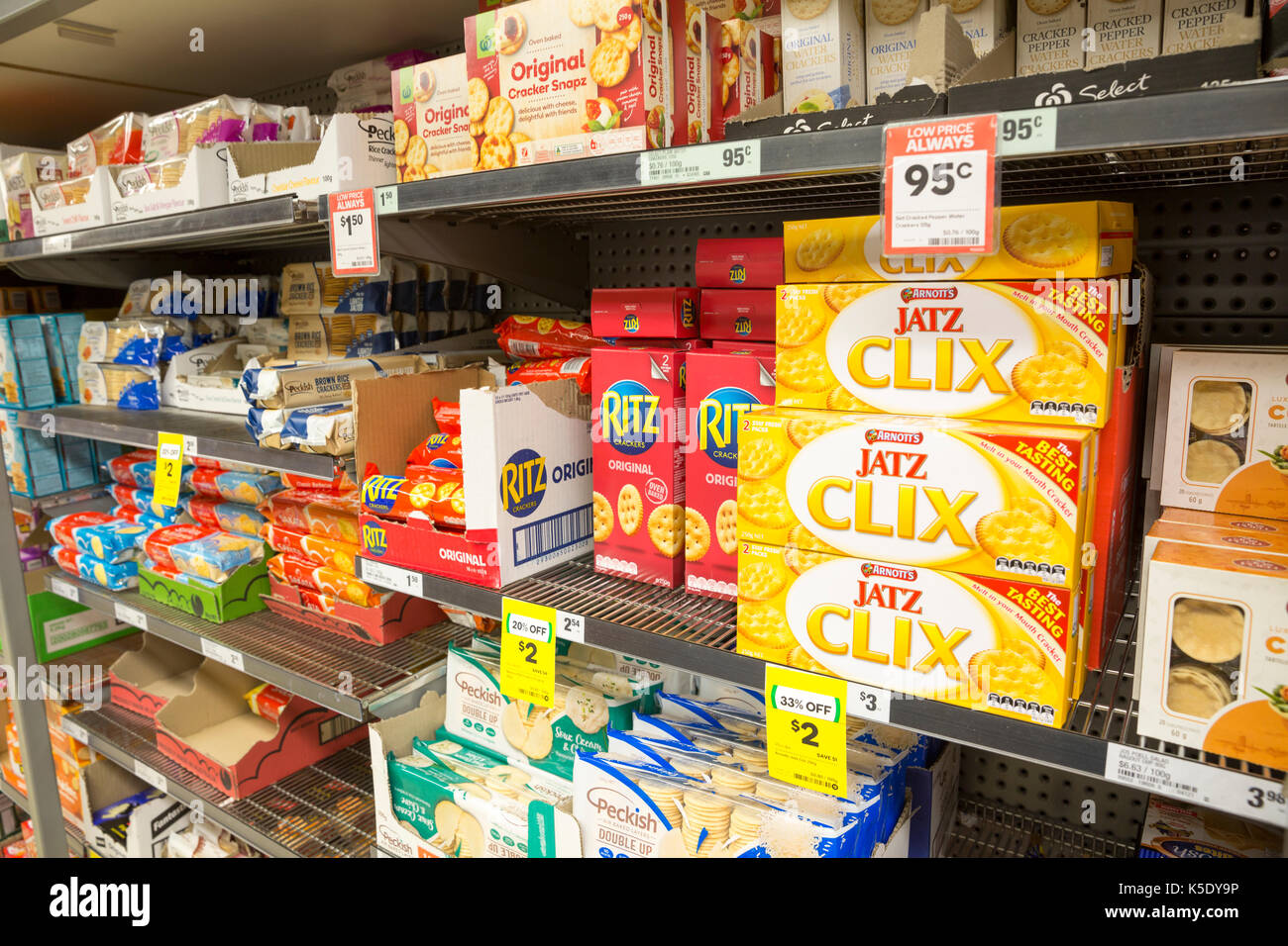 Jatz und Ritz Cheese Biscuits Cracker und Biscuit Snacks zum Verkauf im Woolworths Supermarkt in Sydney, Australien Stockfoto