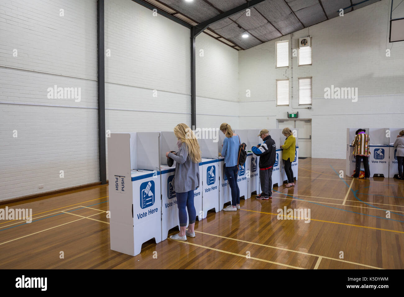 Leute, die bei den NSW-Staatswahlen in Australien in einem Wahllokal in Sydney, Australien, für die NSW-Staatswahlen wählen Stockfoto