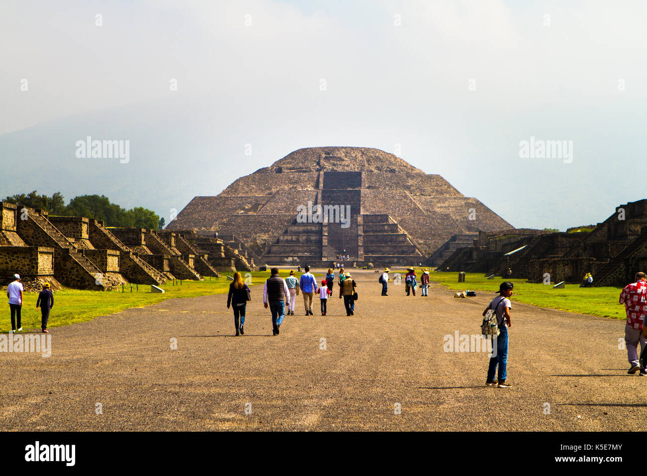 Pyramide des Mondes, wie sie die Strasse der Toten, Teotihuacan, Mexiko gesehen Stockfoto Pyramide des Mondes, wie sie die Strasse der Toten, Teotihuacan, Mexiko gesehen Stockfoto