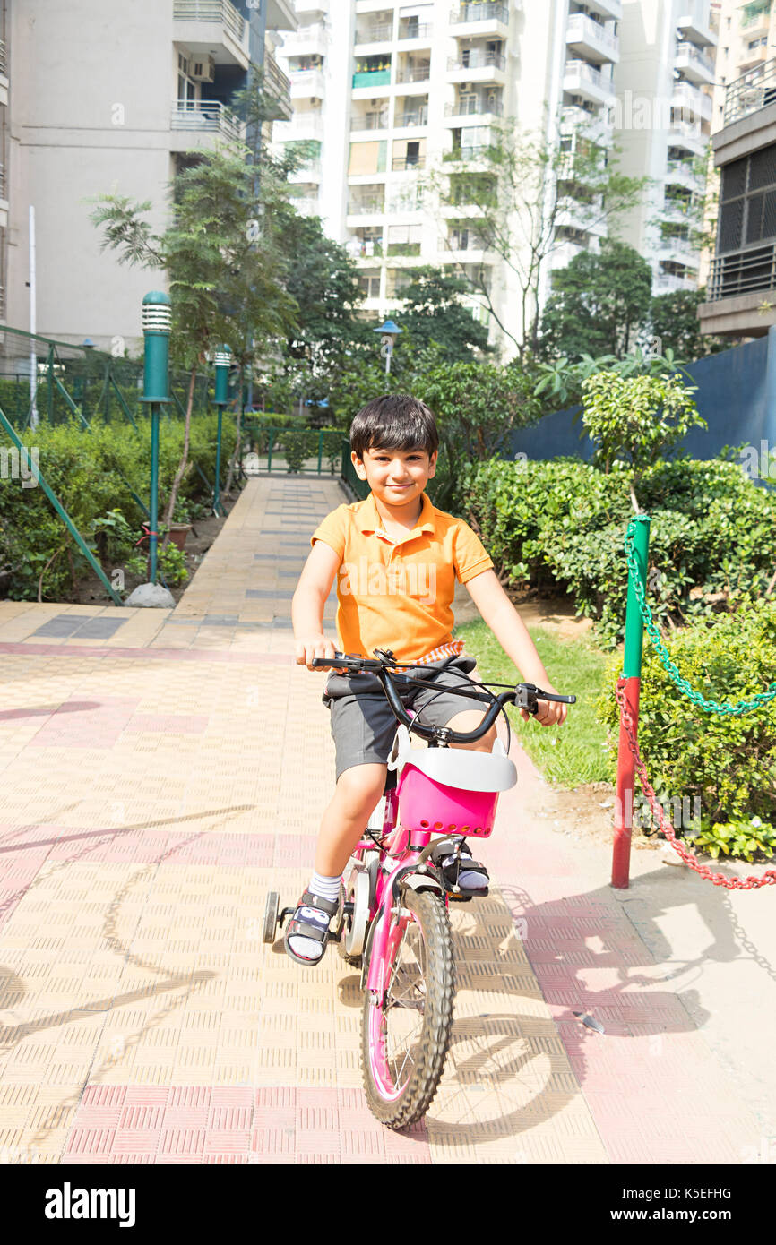 Indische Ein kleiner Junge Gehweg Reiten Zyklus Stockfoto