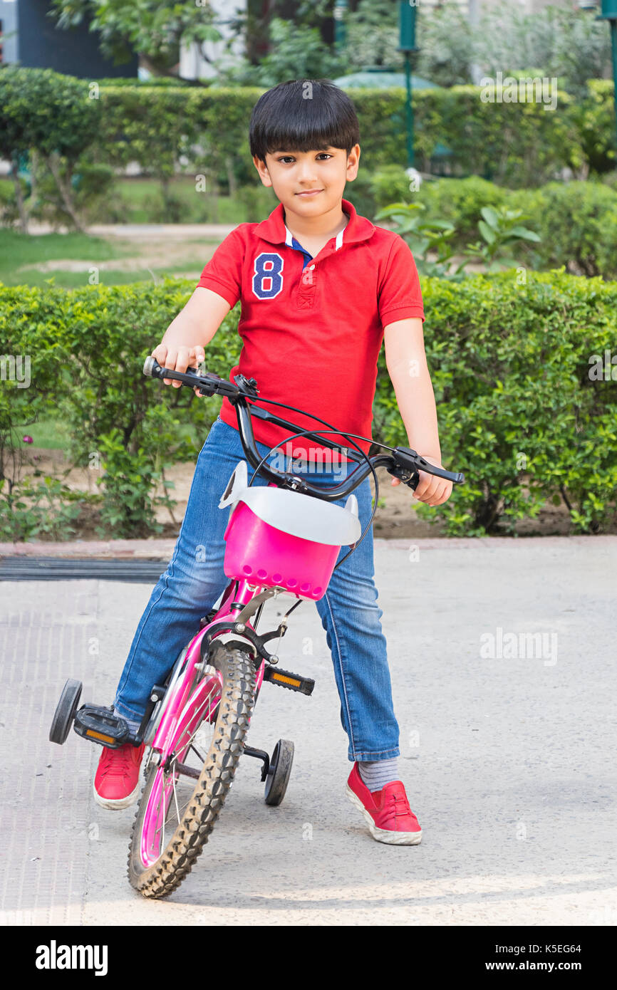 1 Indischen kleiner Junge reiten ihr Fahrrad in einem Park Stockfoto