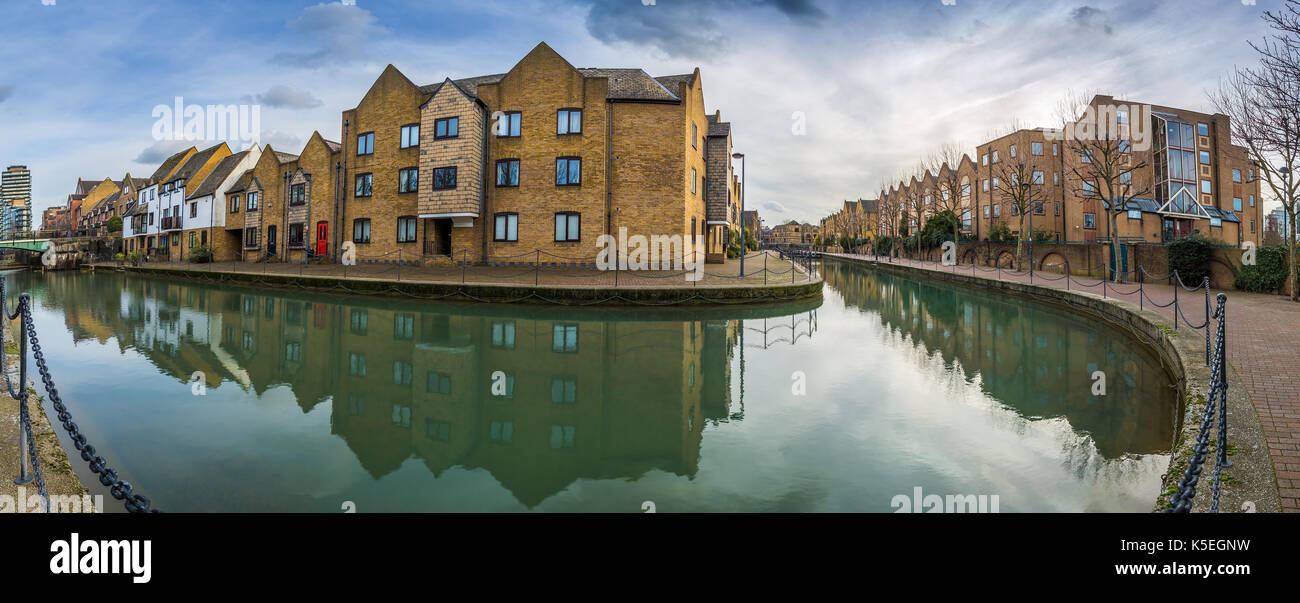 London, England - Panoramablick auf die ornamentale Canal St Katharine's & Wapping Stockfoto