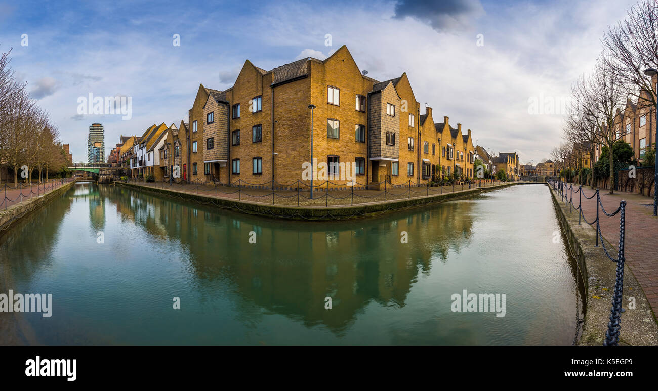 London, England - Panoramablick auf den Ornamentalen Kanal an St Katharine's & Wapping Stockfoto