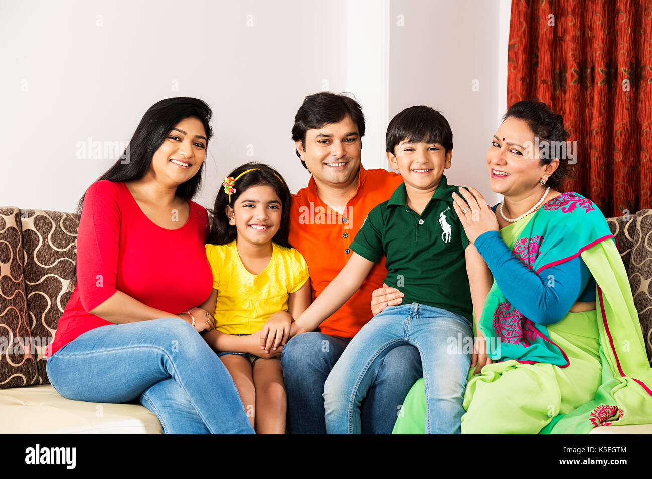 Gerne indische Familie mit Kindern sitzen Sofa zu Hause Lächeln Stockfoto