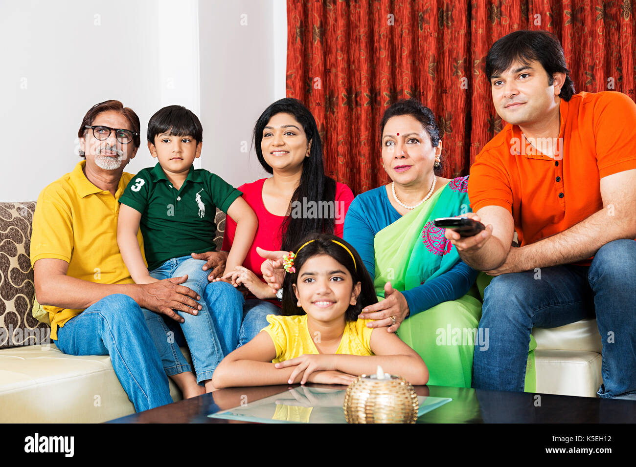 Gerne große Familie auf dem Sofa sitzen und Fernsehen zusammen Stockfoto