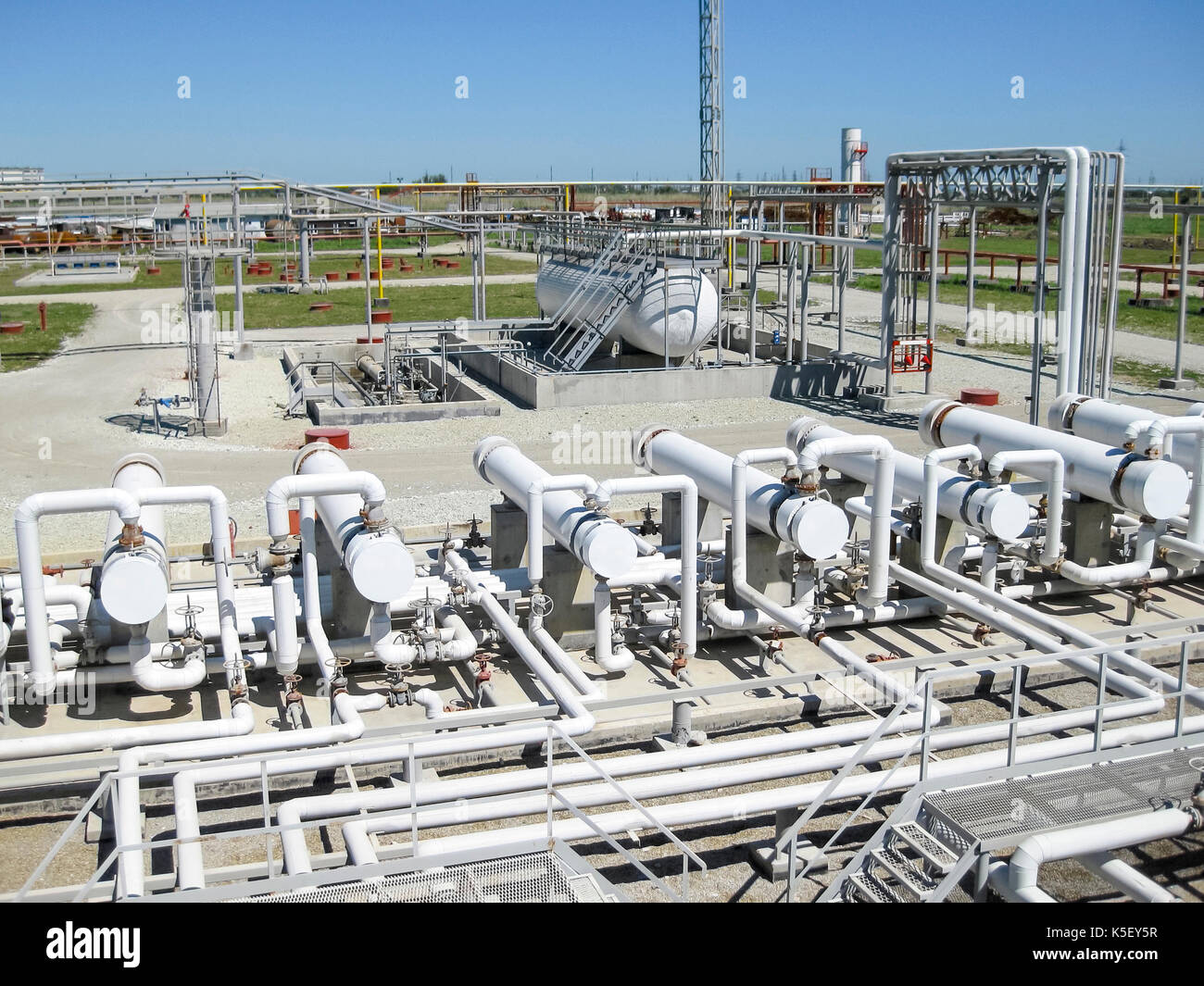Wärmetauscher in einer Raffinerie. Die Ausrüstung für die erdölraffinerie. Stockfoto