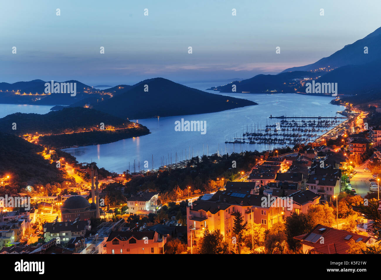 Schöne Landschaft, Lampen und Felsen entlang der Küstenstraße entlang der schönen Küste bei Sonnenuntergang Stockfoto