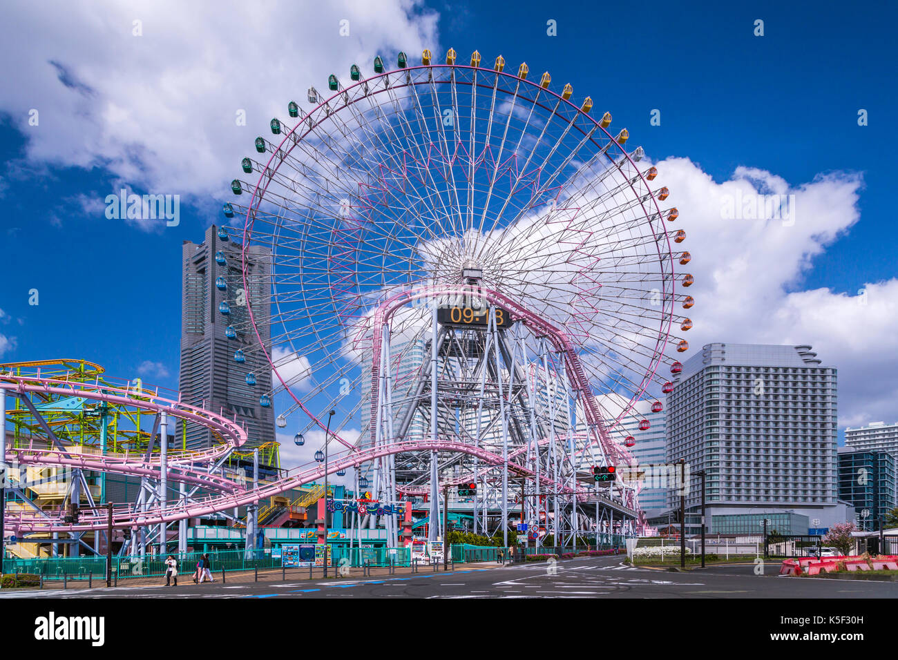 Die Cosmoworld Vergnügungspark im Minato Mirai 21 Seaside Stadtgebiet in der Hafenstadt Yokohama, Japan, Asien. Stockfoto