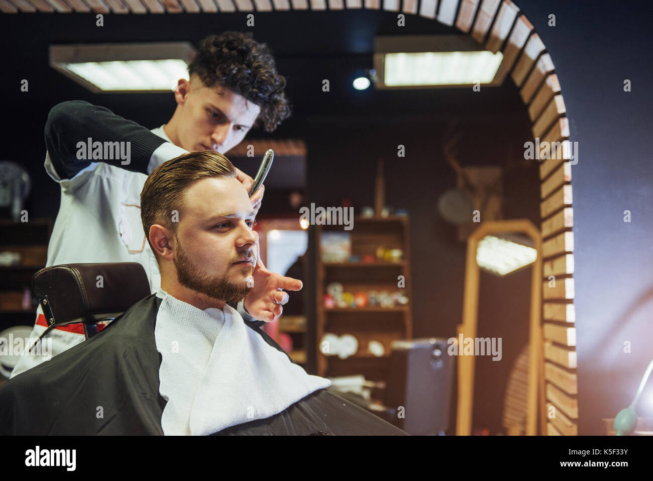 Mann Friseur, frisur Bart erwachsene Männer in Haar der Männer Salon Stockfoto