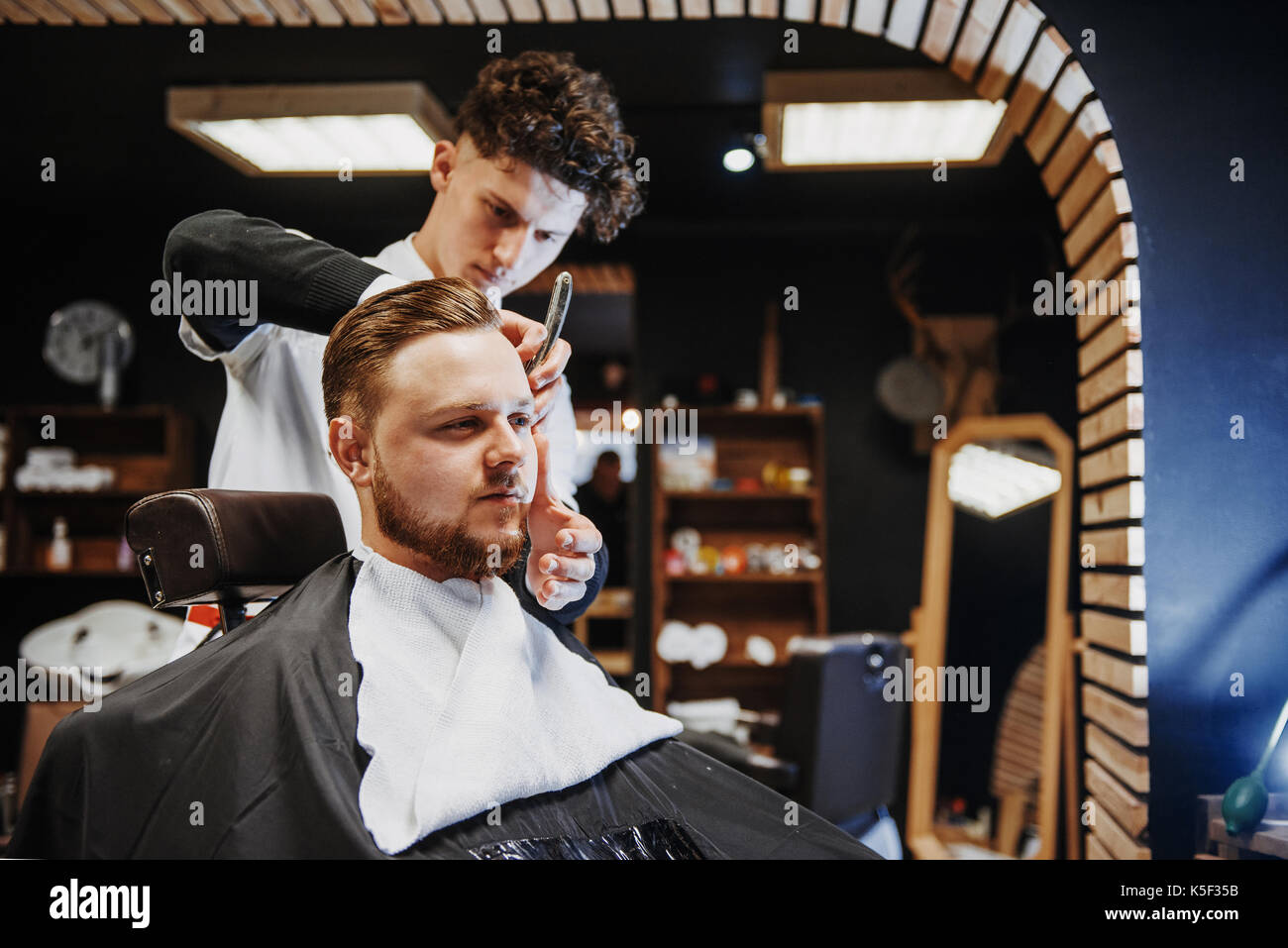 Männer Hairstyling und Restaurantbesuche in einen Friseur- oder Friseursalon. Stockfoto