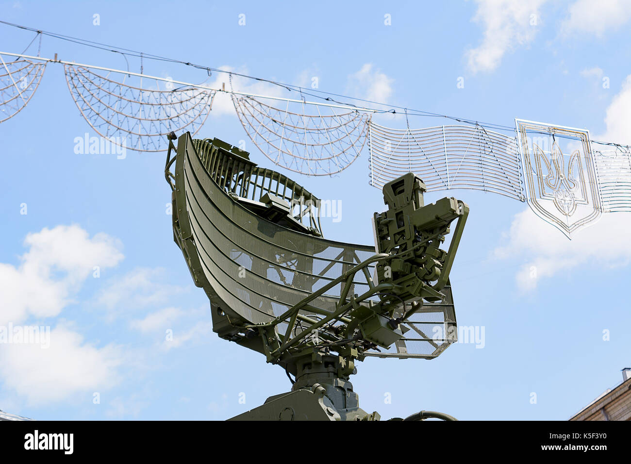 Kiew, Ukraine - September 23, 2015: alte sowjetische air-defense Radar in der Stadt Kiew. Wappen der Ukraine. Stockfoto