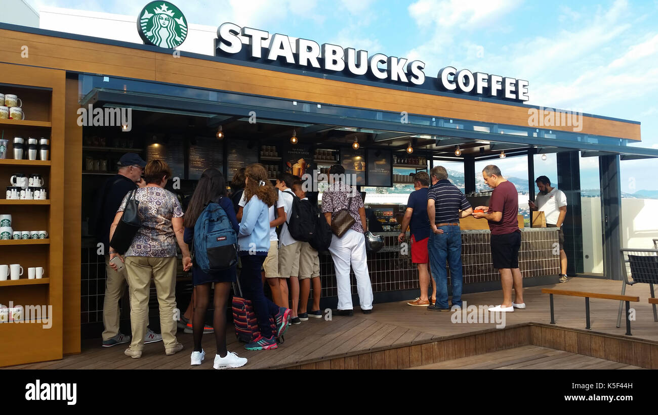 Monte Carlo, Monaco - 26. September 2016: Kunde Line Up für den Kauf von Kaffee, Kuchen oder Frappuccino bei Starbucks in Monaco, Französische Riviera Stockfoto