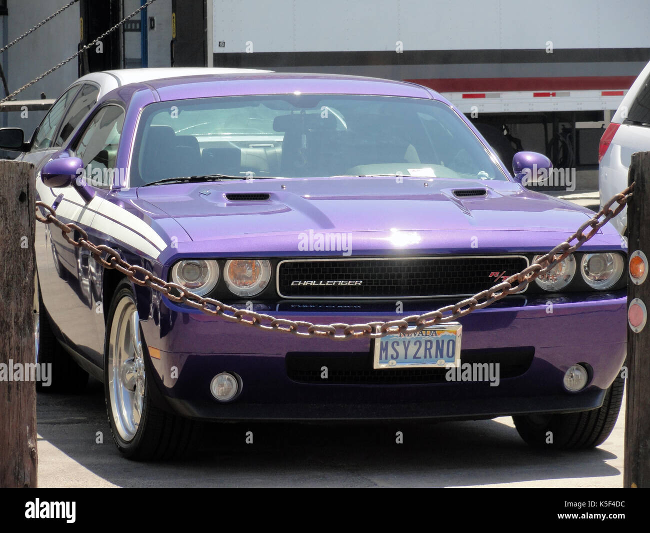 San Francisco, USA - 23. Juli 2010: Lila Dodge Challenger R/T (2009) auf einem Parkplatz in San Francisco, Kalifornien geparkt. Nah- und Vorderansicht Stockfoto