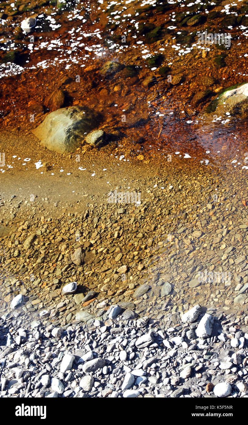 Tannin gebeizt stream Neuseeland Stockfoto