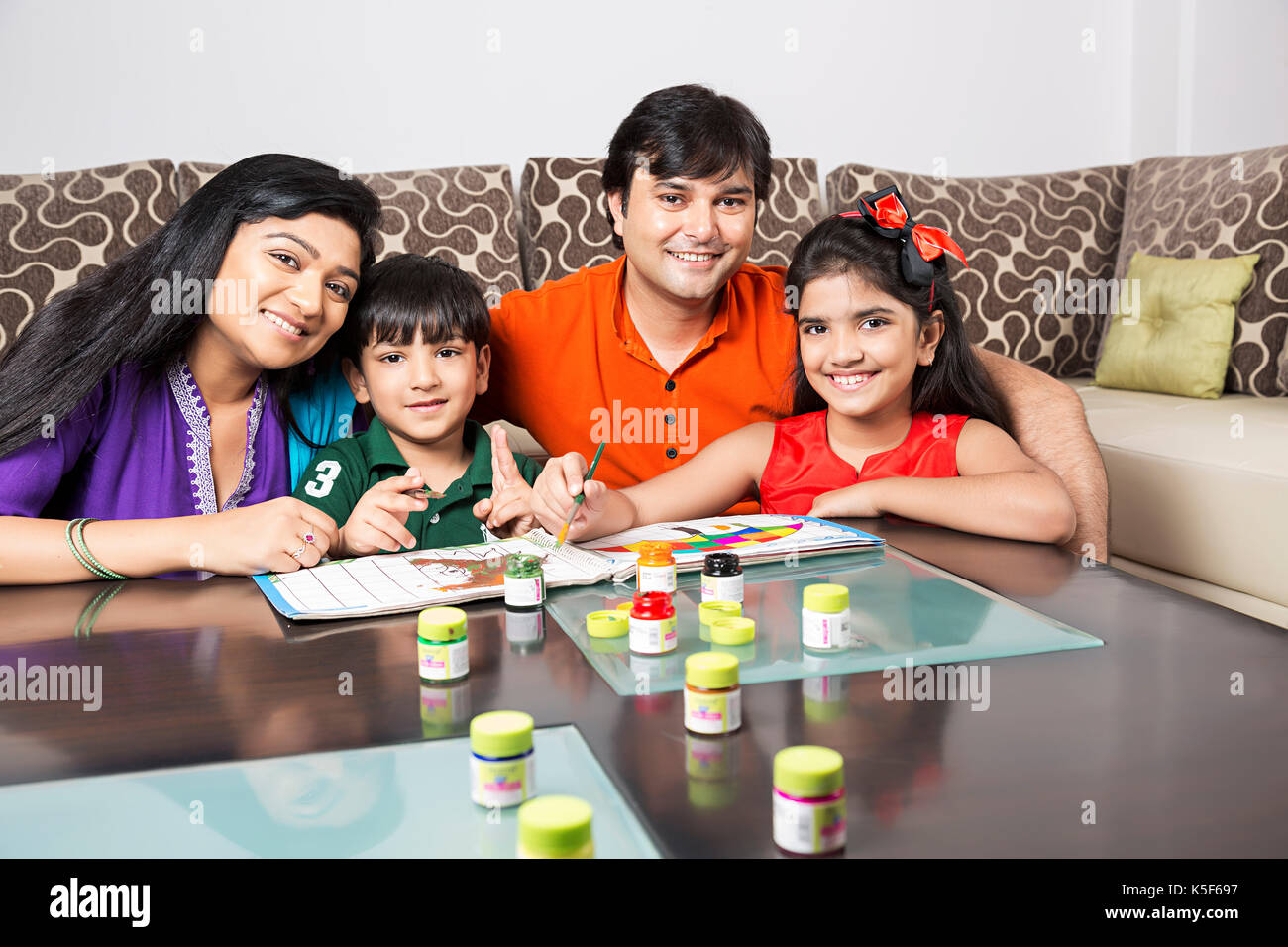 Eltern und Kinder Bildung zeichnen Malen Malen helfen Bildung Stockfoto