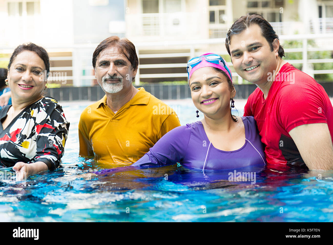 Indische Familie Baden Schwimmbad Hotel Sommer Tag genießen Lächelnd Stockfoto