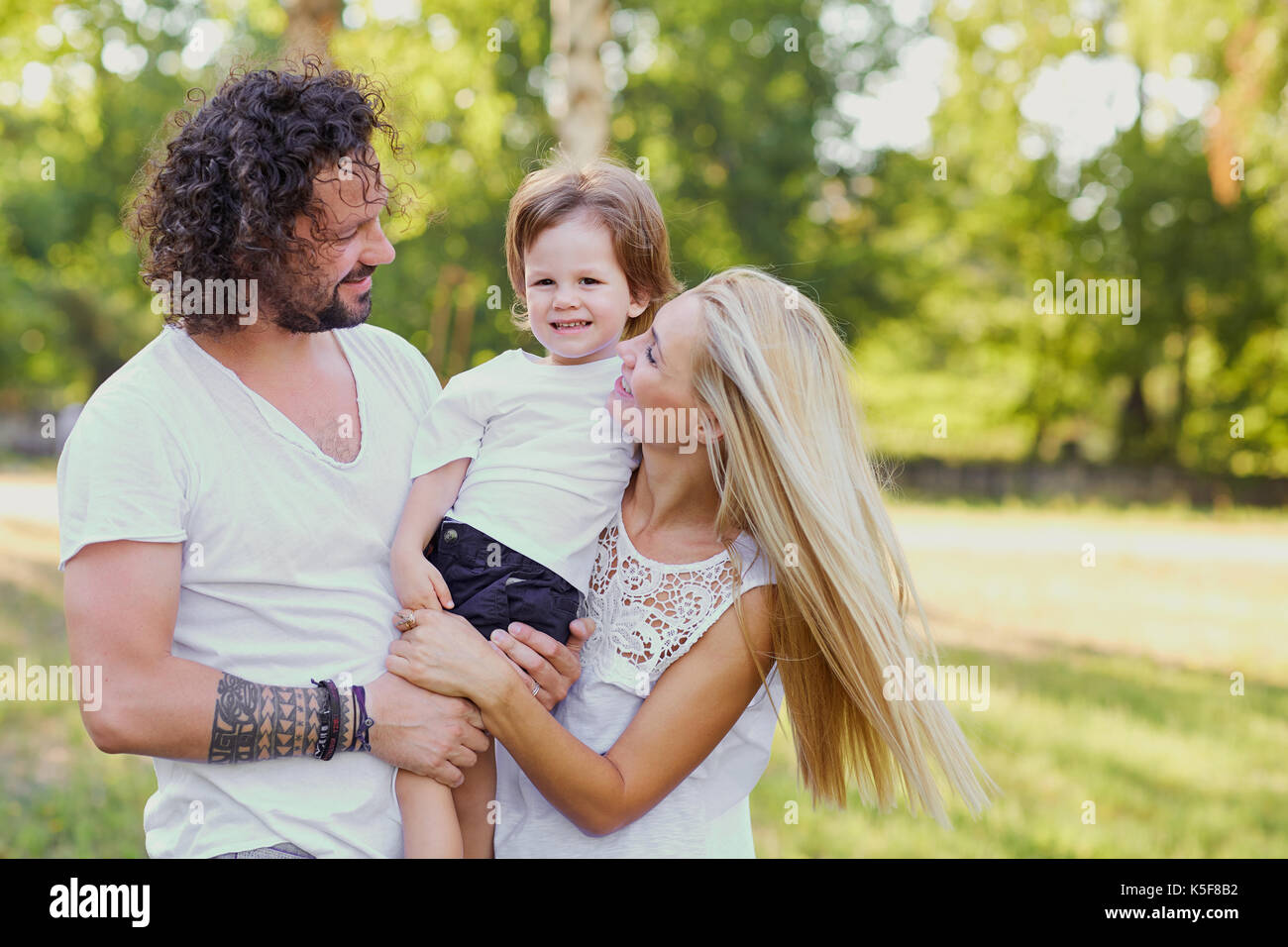 Glückliche Familie im Park. Stockfoto Glückliche Familie im Park. Stockfoto