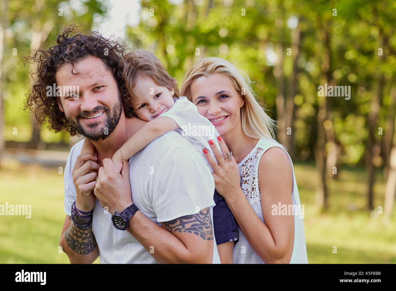 Happy Family im Park Stockfoto Happy Family im Park Stockfoto