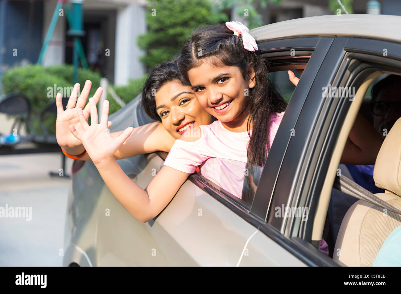 Mutter und Tochter sitzen Auto verlassen Händen gestikulierte Bye Bye glückliche Reise Stockfoto