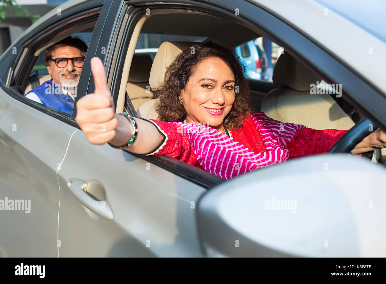 Senior Paar neue Auto Erfolg Thumbsup Banking Finanzierung Kredit Stockfoto