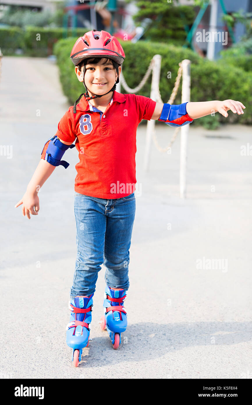 Little Boy Outdoor Skating tragen Helm Schutz verspielt Stockfoto